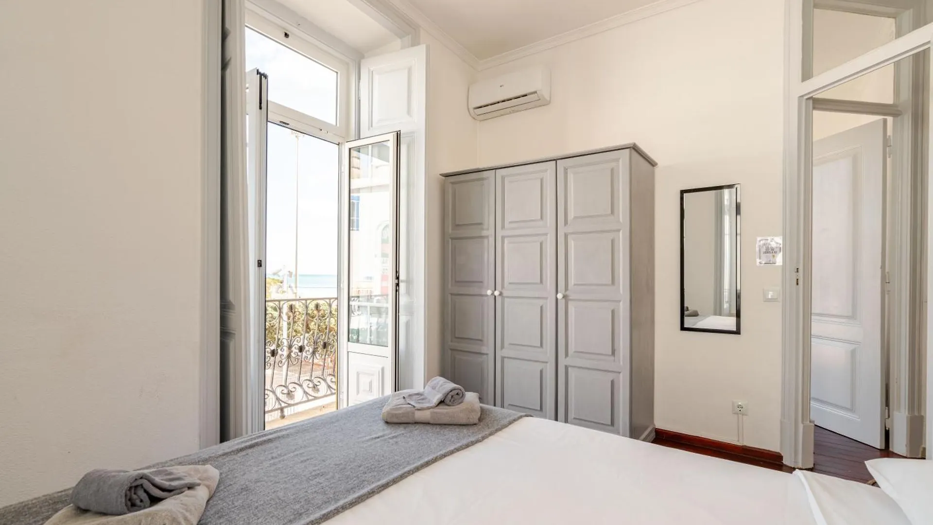 Дом отдыха Down Town Beach House Албуфейра
